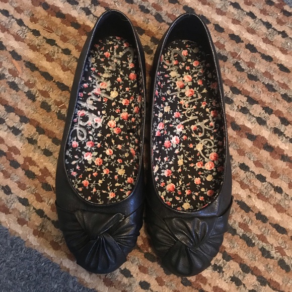 simply be black shoes